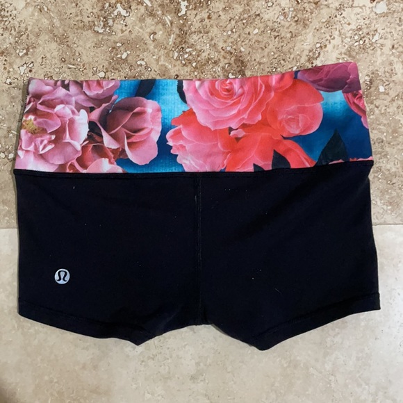 Lululemon shorts floral - Picture 3 of 3